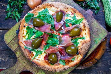 Parma jambonlu pizza, incir, rucula ve bal.