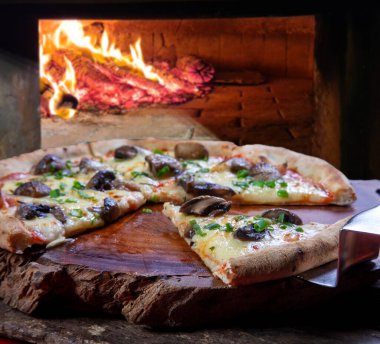 Mozzarella, domates sosu ve mantarlı pizza.