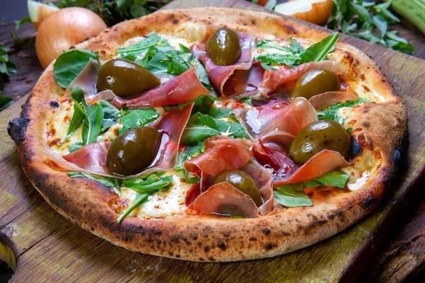 Pizza Szynką Parmeńską Figami Rukulą Miodem — Zdjęcie stockowe