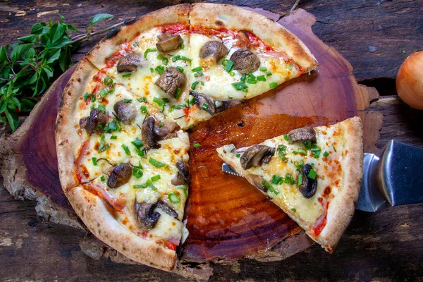 Pizza Com Mussarela Molho Tomate Cogumelos — Fotografia de Stock