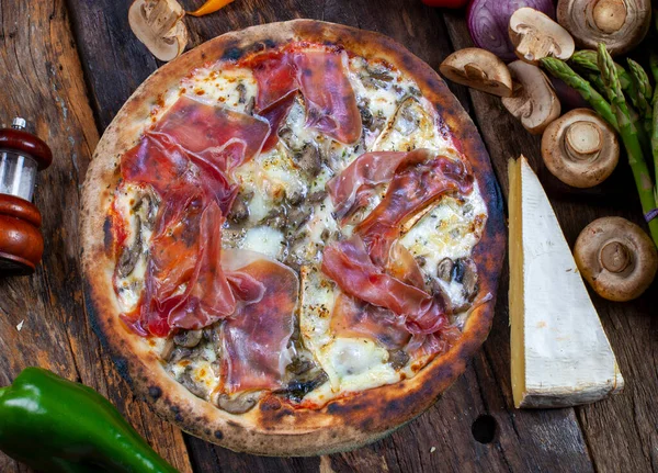 Pizza Szynki Parmeńskiej Pieczony Ser Brie Grzyby Piecu Opalanym Drewnem — Zdjęcie stockowe