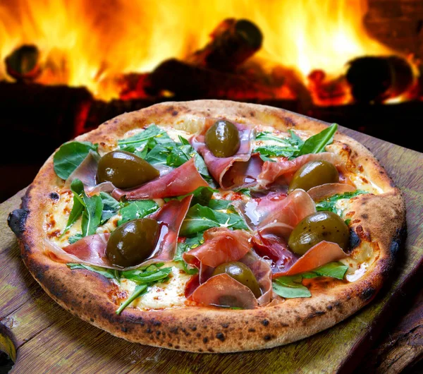 Pizza Con Jamón Parma Higos Rúcula Miel —  Fotos de Stock