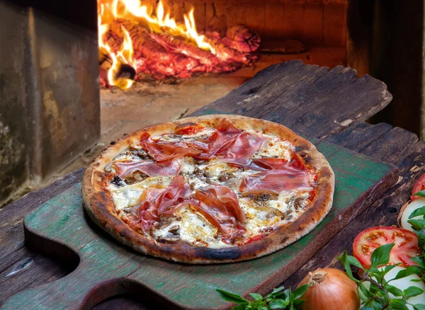 Pizza Szynki Parma Pieczona Piecu Opalanym Drewnem — Zdjęcie stockowe