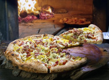 Fırında pişmiş pizza ve pastırma.