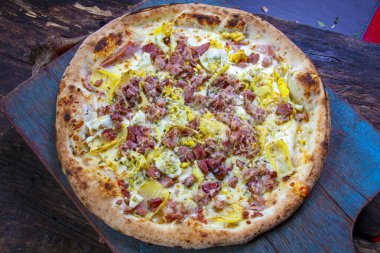 Lezzetli kızarmış pizza ve pastırma.