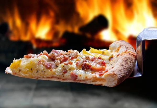 融化的莫扎瑞拉披萨和熏肉片 — 图库照片