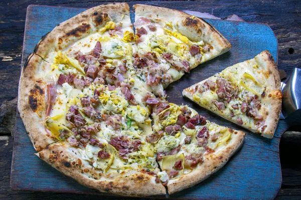 Fırında pişmiş pizza ve pastırma.