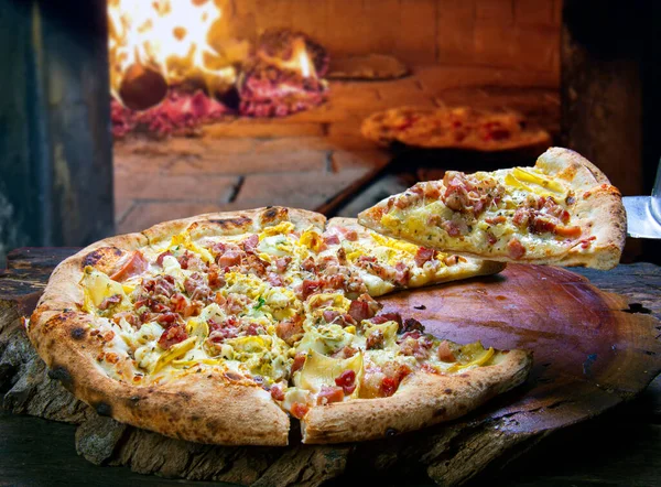 Fırında pişmiş pizza ve pastırma.