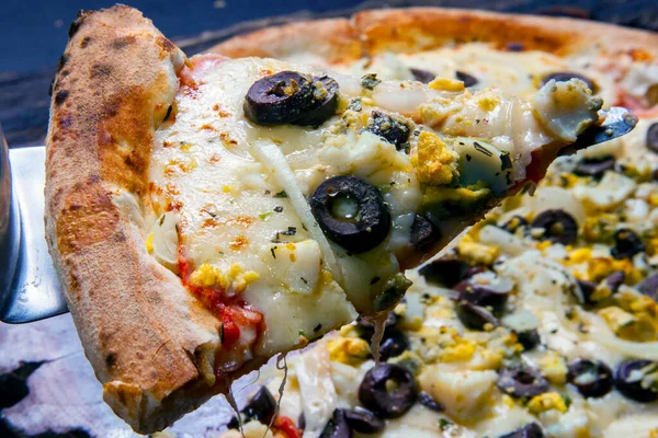 Portekizce Pizza, soğan, biber, biber, yumurta, zeytin