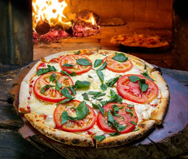 Pizza Margherita Hecha Con Tomates Mozzarella — Foto de Stock