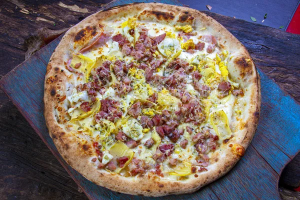 Lezzetli kızarmış pizza ve pastırma.