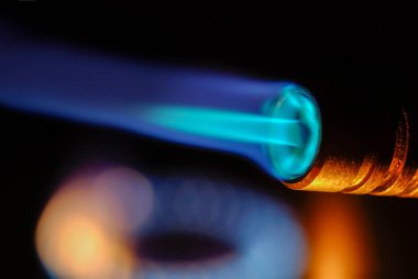 Siyah arka planda ateş ve alevlere yakın çekim, yangına yakın kaynak.