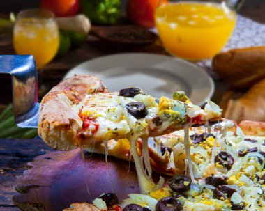 Portekizce Pizza, soğan, biber, biber, yumurta, zeytin