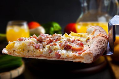 Erimiş mozzarella pizzası.