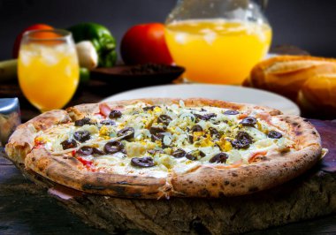 Portekizce Pizza, soğan, biber, biber, yumurta, zeytin