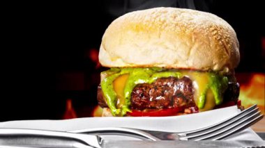 Kızarmış biftek ve sebzeli hamburger.