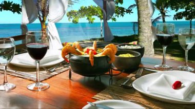 Masanın üzerinde yiyecek ve içecek olan bir masa.