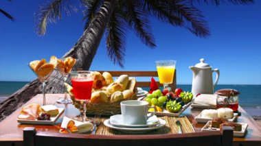 Tropik sahilde bir kahvaltı.