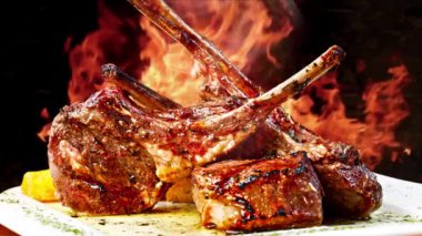 Ahşap tahta üzerinde ızgara kuzu biftek