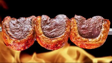 Izgarada kızartılmış et.