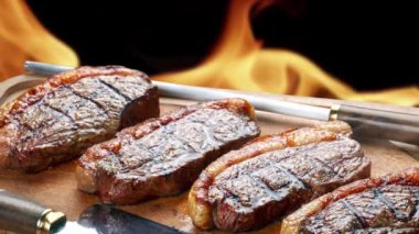 Lezzetli biftek yanıyor.