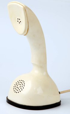 Eski telefon, beyaz arkaplanda fotoğraflanmış nesneler