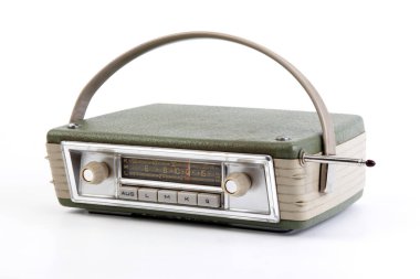 Eski tip radyo, beyaz arkaplanda fotoğraflanmış nesneler