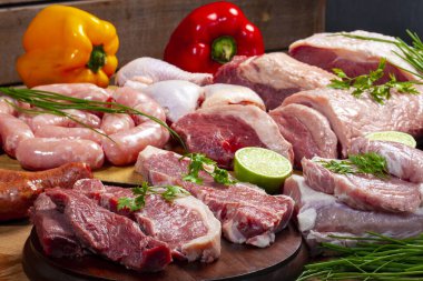 Kasap, çiğ et, et, picanha, domuz eti, sosis, tavuk.