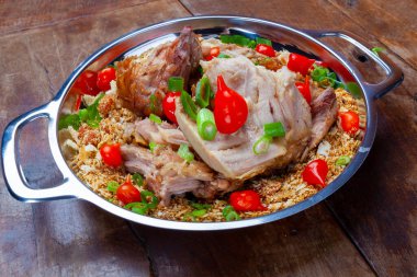 domuz eti ve somurtkan biberli farofa