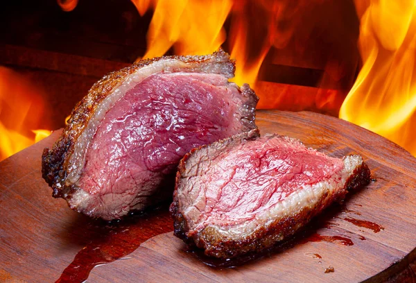 焼きたての肉 牛ステーキのグリル — ストック写真