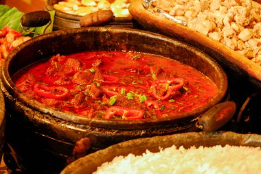 Haşlanmış et ve domuz derisi.