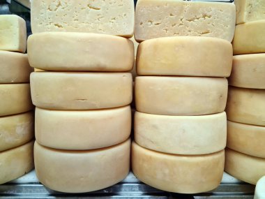 Canastra peynir bir mağaza merkezi pazar Belo Horizonte, Minas Gerais, Brezilya için raf.