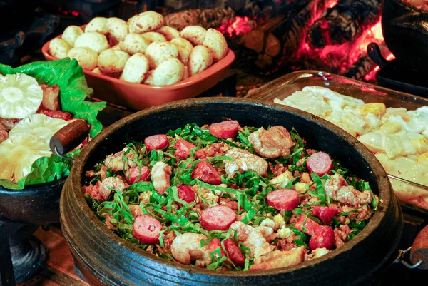 ブラジルの代表的な料理であるトロペイロ豆と呼ばれる豚肉の豆 ミナスジェライス州 — ストック写真
