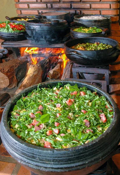 豆と豚肉 Tropeiro豆と呼ばれる 典型的なブラジル料理 ミナスジェライス州 木のストフで豆Tropeiro — ストック写真