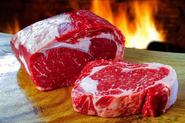 Kırmızı Çiğ Biftek Bifteğine Karşı — Stok fotoğraf