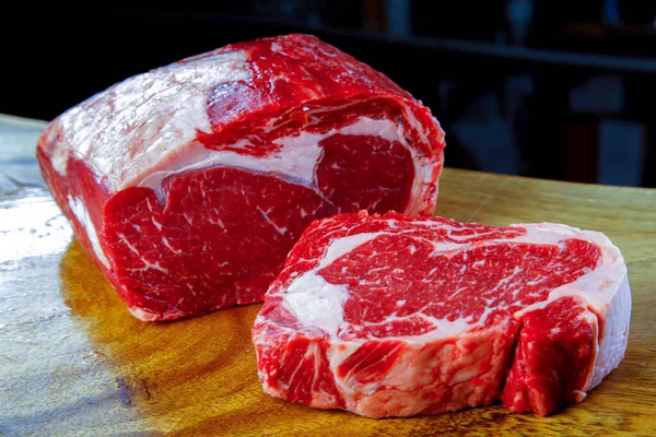 Kırmızı Çiğ Biftek Bifteğine Karşı — Stok fotoğraf