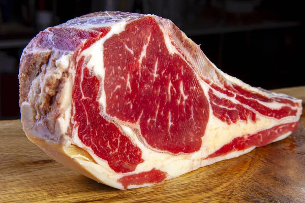 Tomahawk eti çiğ, barbekü yemeği.