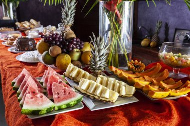 Tropik sahildeki otelde kahvaltı.