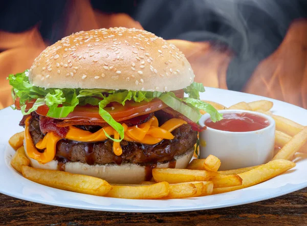 Hamburger Mit Pommes Cheddar Käse Und Soße — Stockfoto