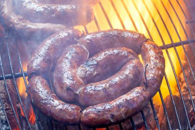 Izgarada sosisli barbekü. 