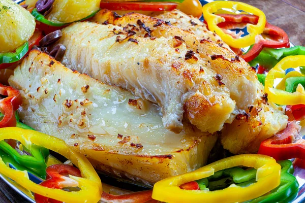 Bacalhau Com Ovos Azeitonas Legumes — Fotografia de Stock