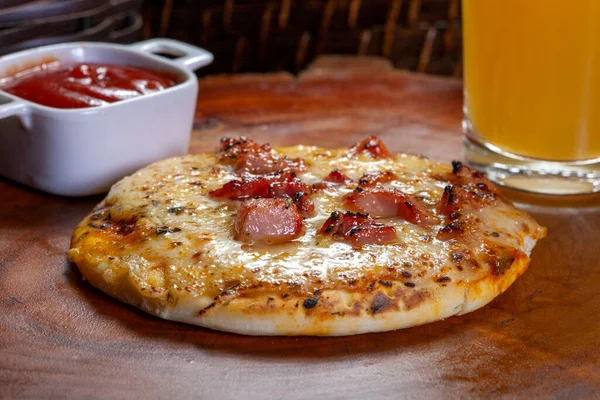 Pizza Malcriada Pequeña Con Tocino —  Fotos de Stock