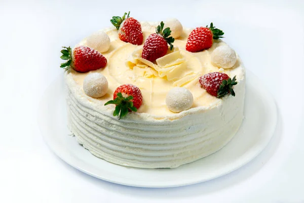 おいしいストロベリーケーキ ホワイトチョコレート — ストック写真