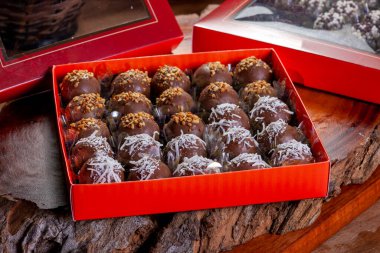 Bir kutu çikolatalı bonbon.