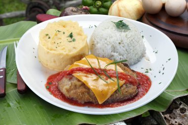 Patates püresi ve pirinçli parmesan bifteği.