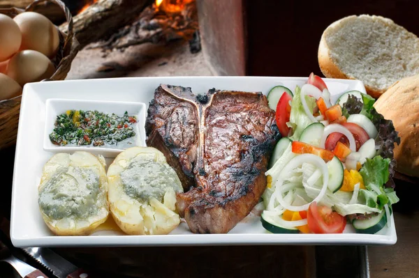 Bone Steak Bramborovým Salátem Zeleninou — Stock fotografie