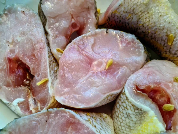 Dilimlenmiş Çiğ Balık Yiyecek — Stok fotoğraf
