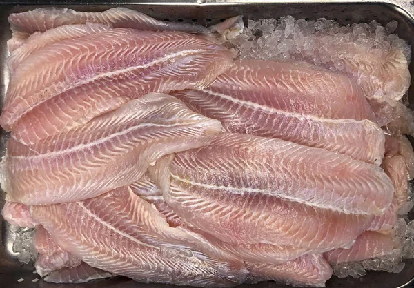 鱼市场上的鱼片 — 图库照片