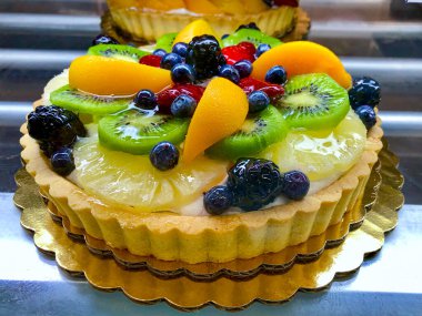 Meyveli turta, çilek, ananas, kivi, mango, kiraz.