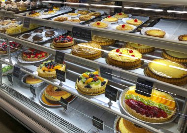 Çeşitli turtalar, pastanenin vitrininde turta.